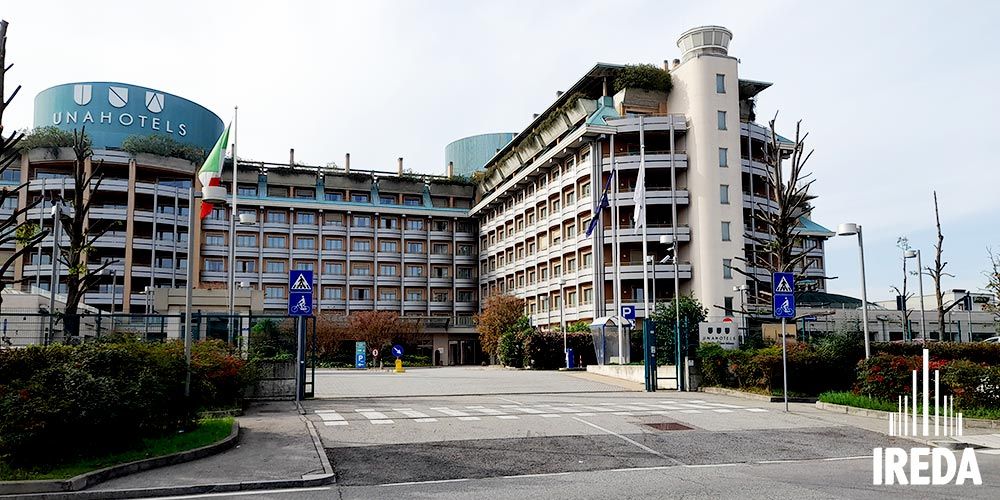 Pedana in Alluminio Removibile Installata: facciata Una-Hotel a Pero Milano