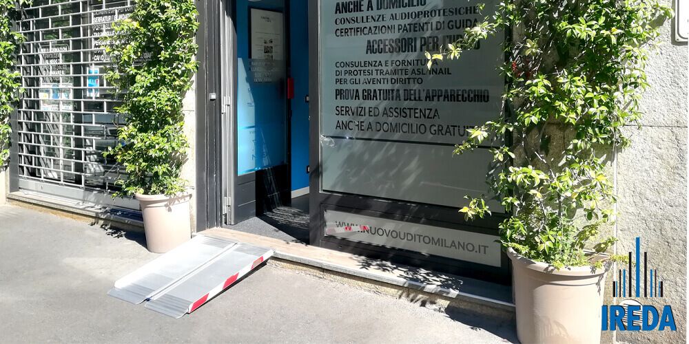 Rampa in Alluminio Disabili Installata in un Negozio a Milano