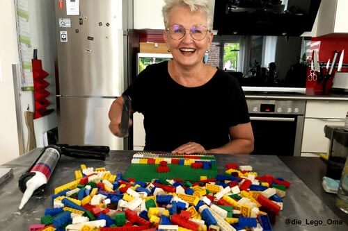 Una signora tedesca realizza rampe per disabili con i mattoncini colorati più famosi al mondo