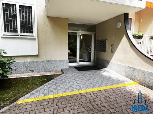 Accessibilità in condomini: soluzione gradino esterno con excellent system