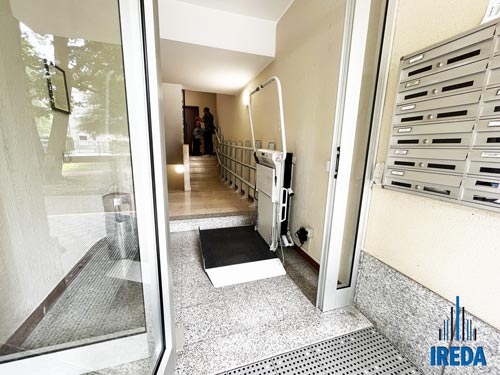 Accessibilità in condomini: piattaforma elevatrice slim lift