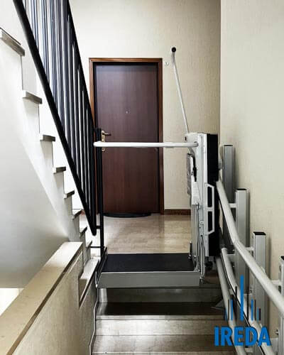Accessibilità in Condominio ad Arese: rampa scale con piattaforma elevatrice Slim Lift