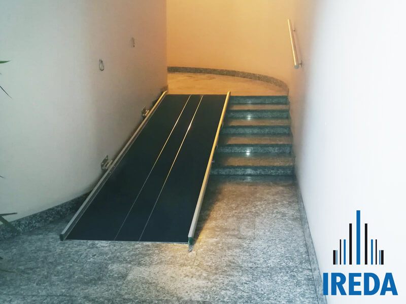 Rampa In Alluminio Incernierata Al Muro In Un Condominio 05