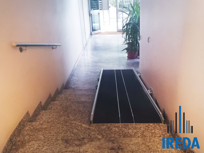 Rampa In Alluminio Incernierata Al Muro In Un Condominio 06