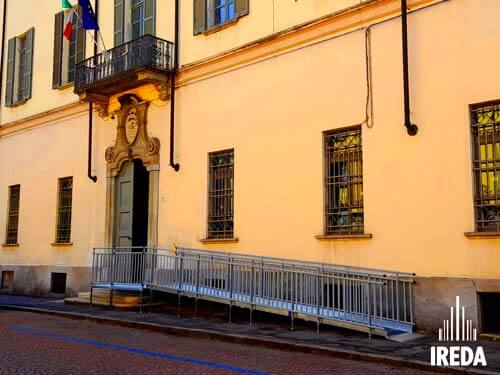 Cosa Possiamo Imparare dalle Città Europee più Accessibili: rampa in una chiesa