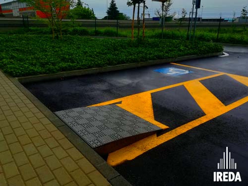 Cosa Possiamo Imparare dalle Città Europee più Accessibili: rampa appoggiata ad un marciapiede per discesa disabili