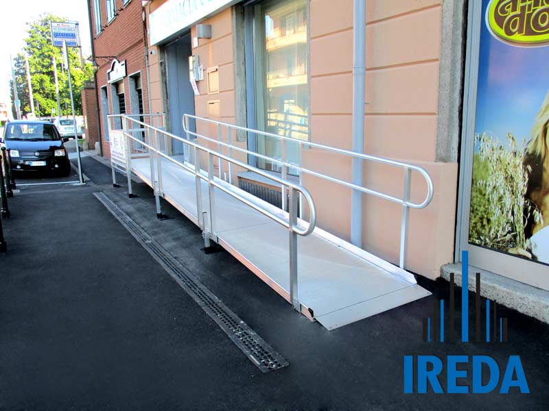 Rampa con corrimani per farmacia (4)