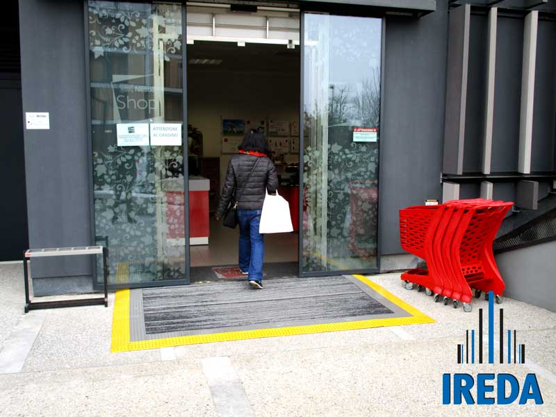 Rampa componibile accesso negozio Nestlé