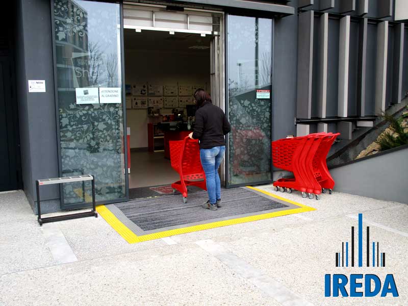 Rampa componibile accesso negozio Nestlé