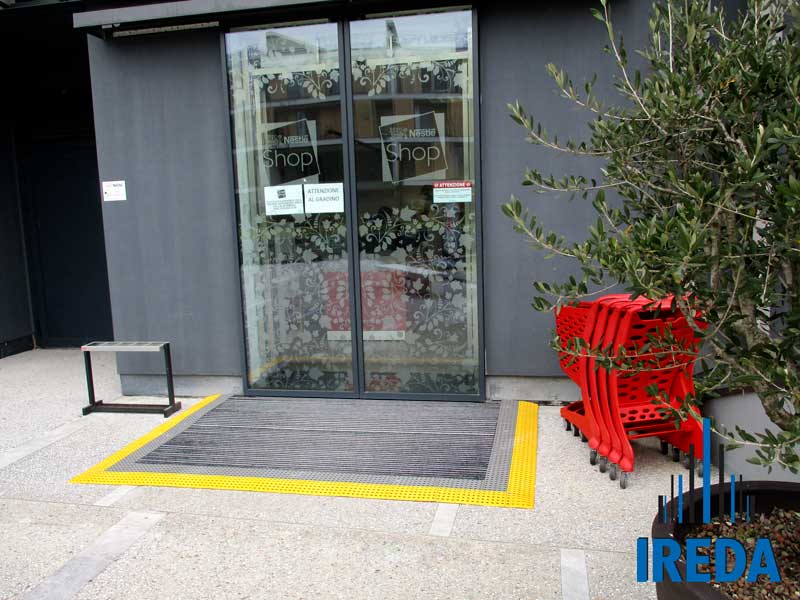 Rampa componibile accesso negozio Nestlé