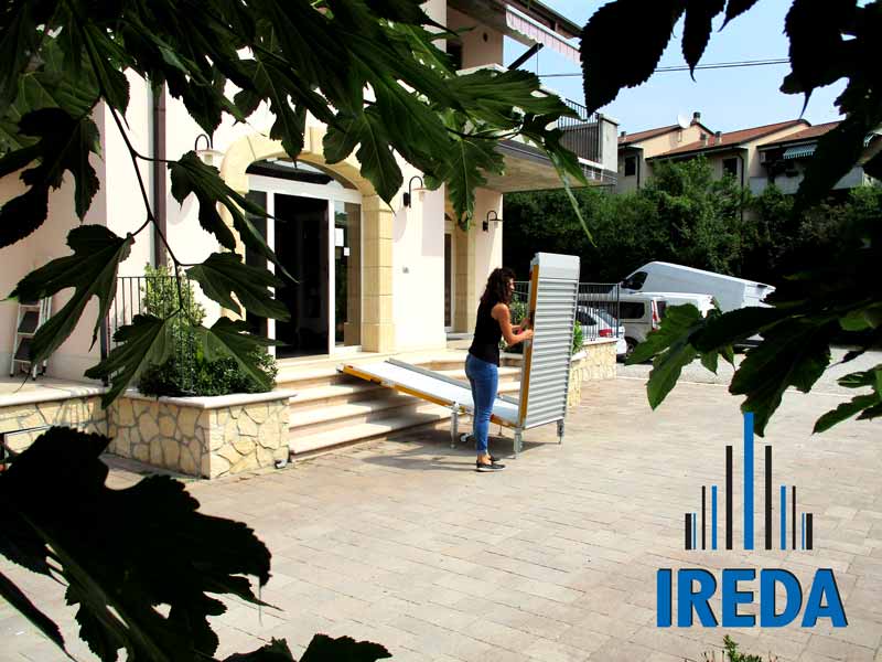 2. Dispiegare i due lati incernierati della rampa