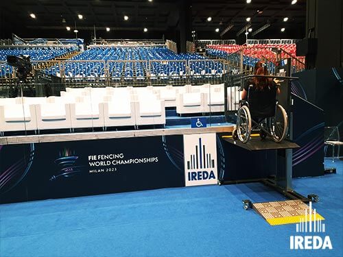Noleggio piattaforma elevatrice disabili Milano: disabile su piattaforma 
