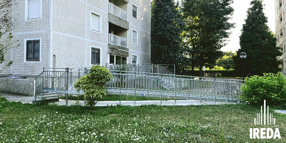 Pedana per disabili condominio Milano: ingresso condominio rampa Access in acciaio Pedana per disabili condominio Milano: ingresso condominio rampa Access in acciaio