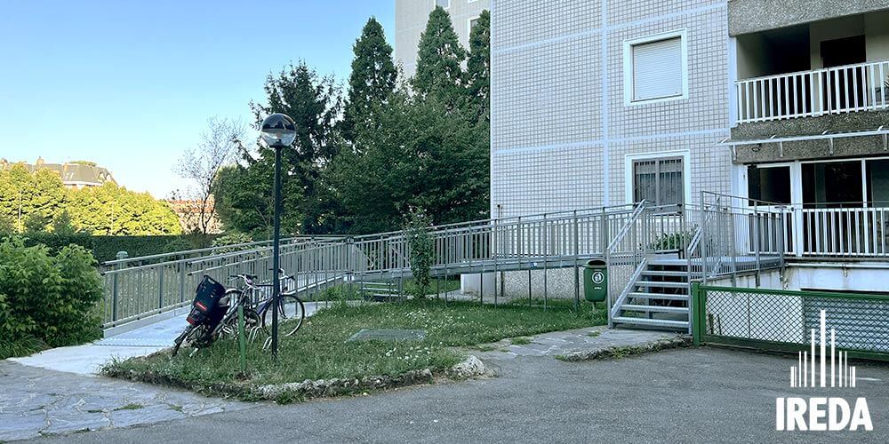 Pedana per disabili condominio Milano: ingresso condominio rampa Access in acciaio Pedana per disabili condominio Milano: ingresso condominio rampa Access in acciaio