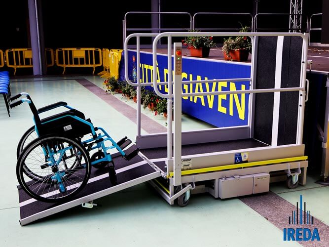 Piattaforma elevatrice disabili: Rendere accessibile un palco per eventi