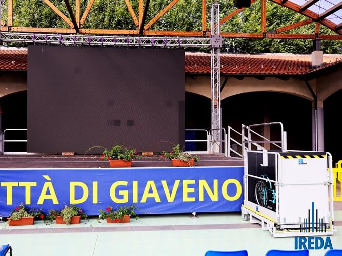 Piattaforma elevatrice disabili: Rendere accessibile un palco per eventi
