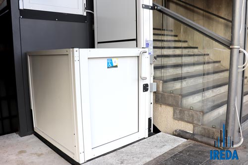 Piattaforma elevatrice disabili Milano: esterno piattaforma