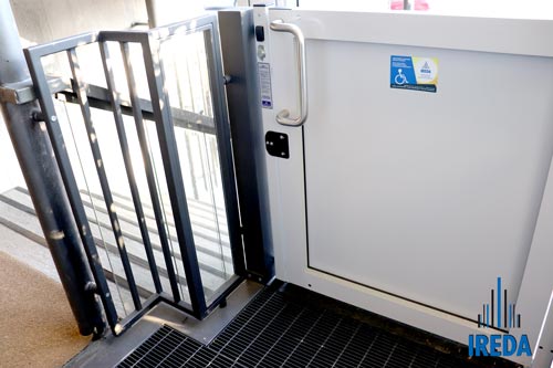 Piattaforma elevatrice disabili Milano: entrata piattaforma