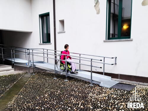 Quando è nata l'accessibilità? ragazza in carrozzina sta scendendo la rampa