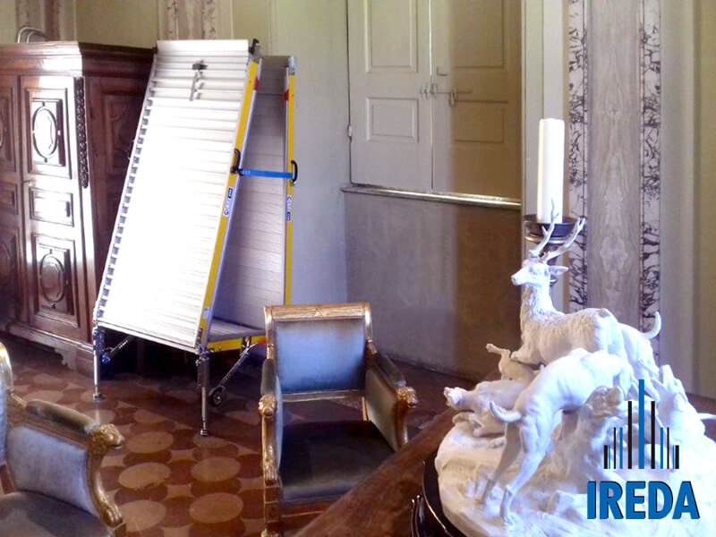 Rampa a Ponte per Disabili (Villa Bonaparte a Roma) - Rampa a Ponte riposta all'interno di una stanza