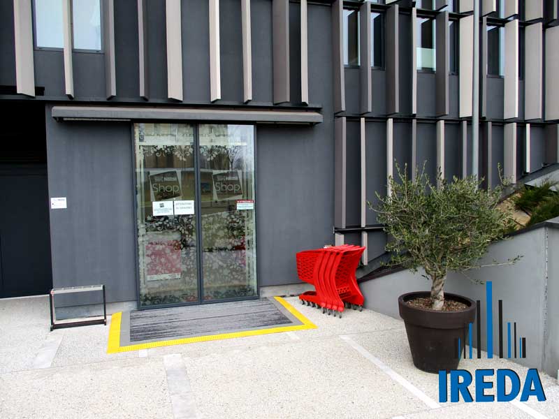 Rampa zerbino per accesso a negozio Nestlé Rampa zerbino per accesso a negozio Nestlé