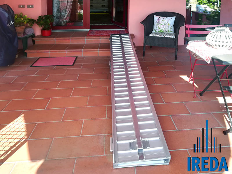 Rampa Disabili Pieghevole In Alluminio Per Accedere Al Terrazzo 01
