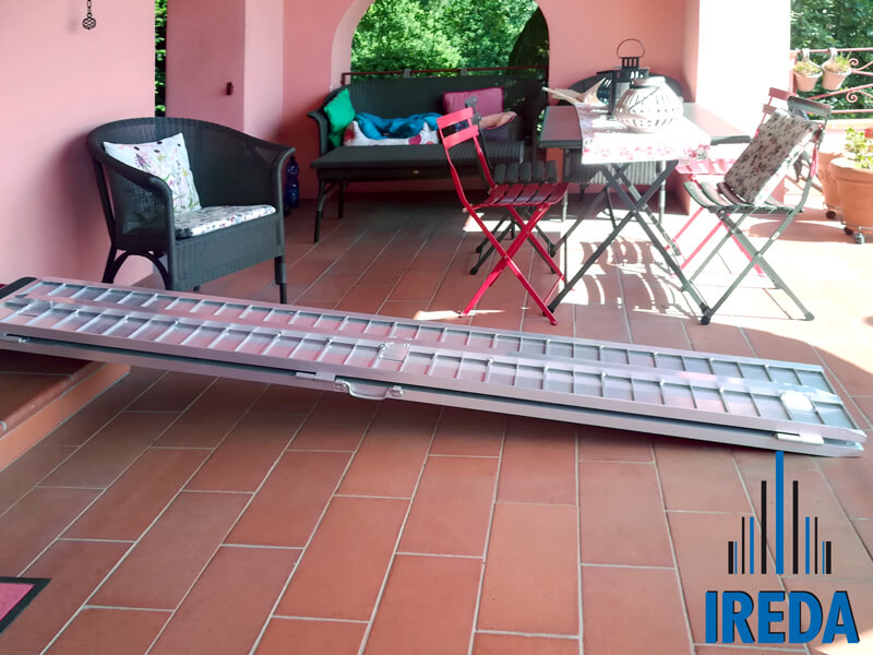 Rampa Disabili Pieghevole In Alluminio Per Accedere Al Terrazzo 02