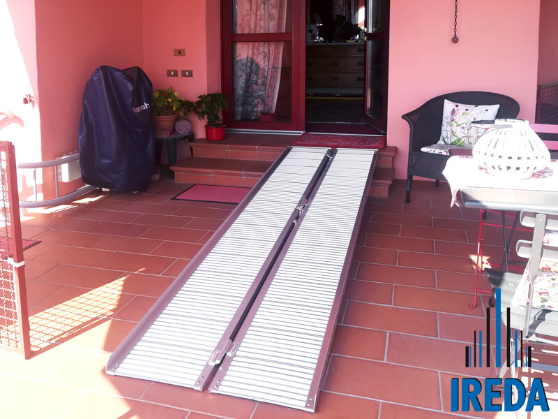 Rampa Disabili Pieghevole In Alluminio Per Accedere Al Terrazzo 03