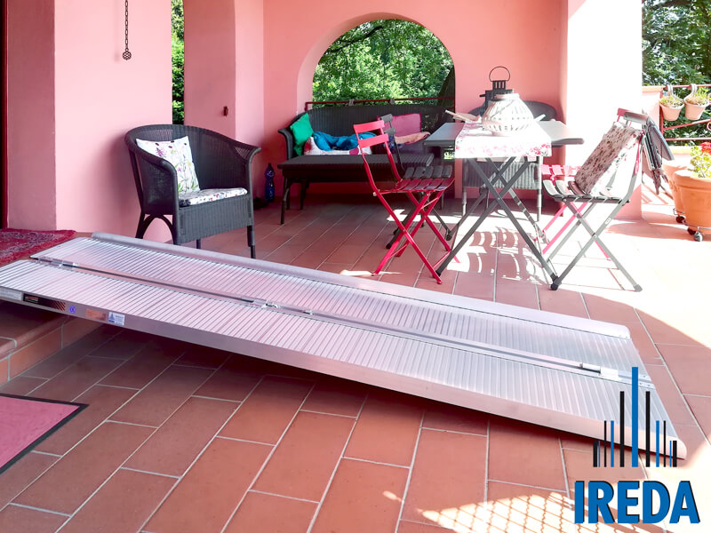 Rampa Disabili Pieghevole In Alluminio Per Accedere Al Terrazzo 04