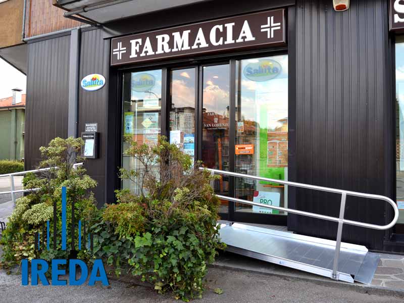 Rampa modulare per accesso a una farmacia Rampa modulare per accesso a una farmacia