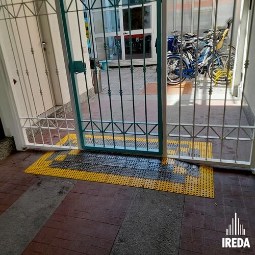 Rampa per piccoli dislivelli Milano: ingresso YAM2 Web Agency