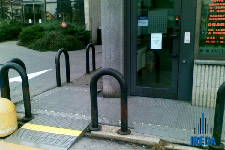 Rampa per piccoli dislivelli Milano: Banca Intesa Biassono