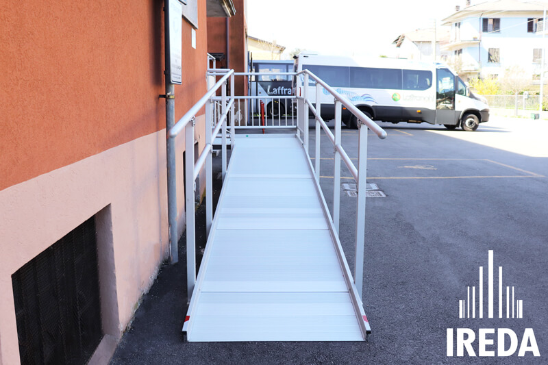 Rampa Di Accesso Per Disabili Installata Alla Scuola Media Di Vestone 01