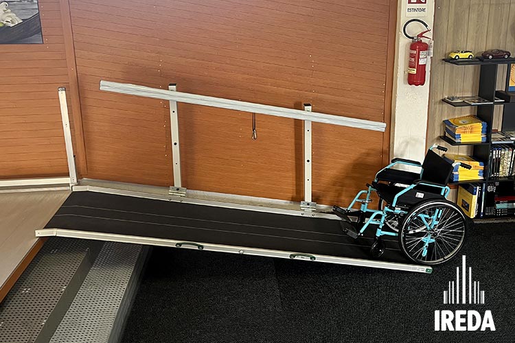 Show Room Rampe Disabili Milano: rampa Stepless aperta e appoggiata al dislivello