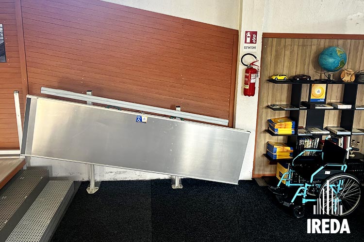 Show Room Rampe Disabili Milano: rampa Stepless chiusa appoggiata a muro