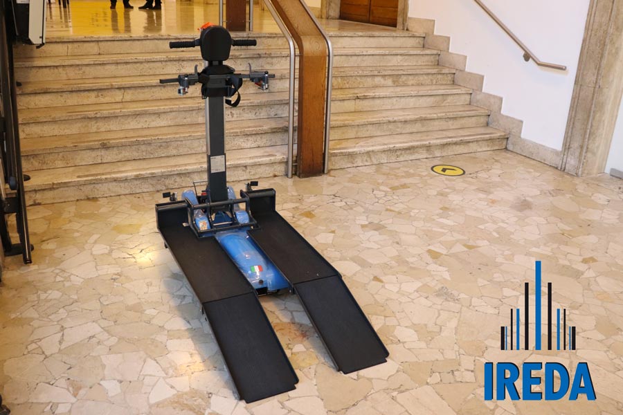 Adesivo Per Auto Disabili 100x100mm - INDIGOS, Pellicola Tedesca Resistente UV E Autolavaggio, Simbolo Handicap - 2