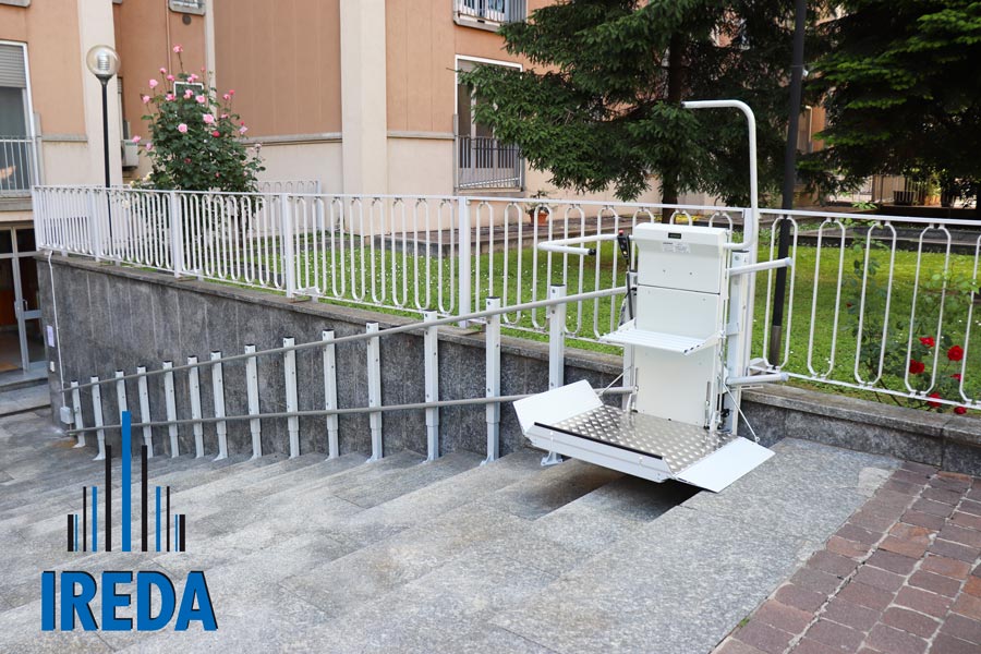 Montascale pedana esterno condominio Milano