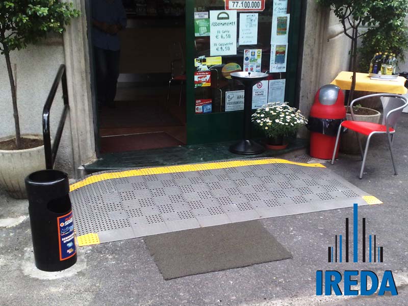 Rampa di acesso a un Bar di Milano