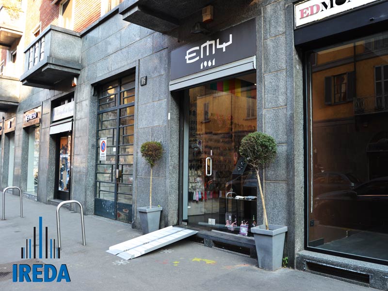 Rampa di accesso negozio accessori Milano