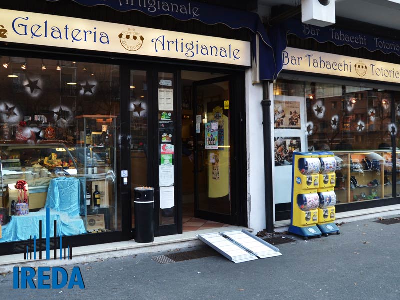 Rampa di accesso negozio gelateria Milano