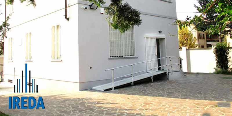 Rampa modulare per disabili per una villa privata a Milano