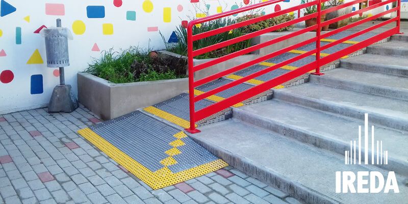 Rampe disabili componibili installate in un asilo a Milano