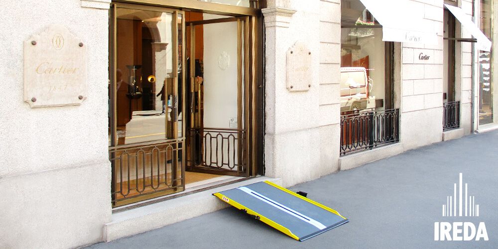 Abbattimento Barriere Architettoniche - Rampa Mobile davanti al negozio Cartier