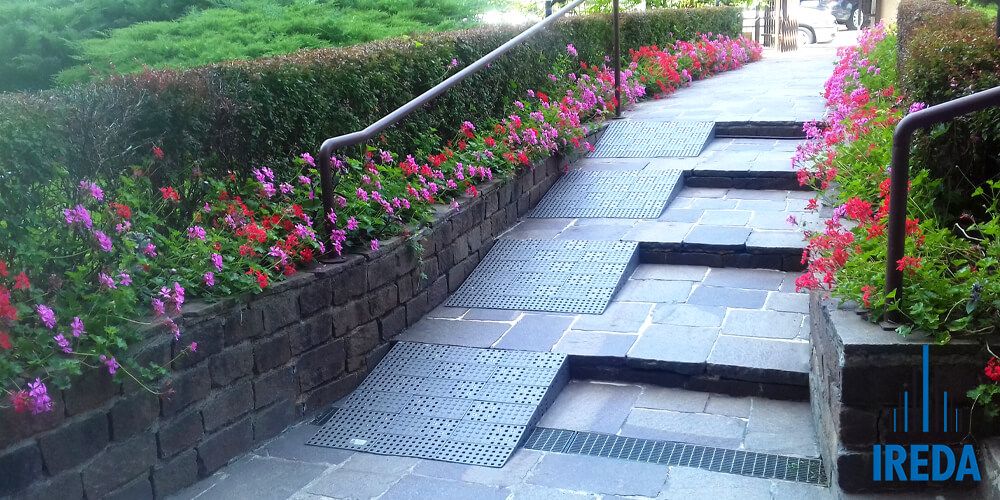 Rampe Disabili Componibili per un Cortile Condominiale