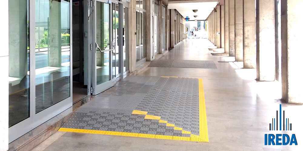 Rampa Componibile Disabili Installata in una Banca a Padova